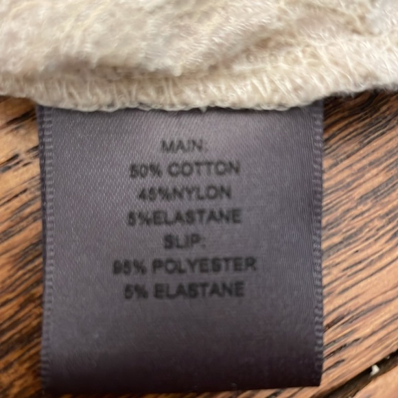 Beautiful lace Karen Cole top. Marked XL, actually One Size. Gorgeous. - Picture 4 of 6